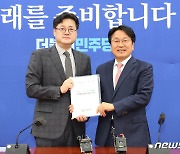 홍익표 원내대표와 강기정 광주시장 '면담'