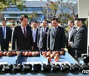 AI기반 농산물 자동선별기 시연 참관하는 윤 대통령