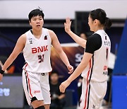 '진안 더블더블' BNK, 신한은행 76-71 제압…시즌 첫승 신고