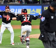 [포토]'만루위기를 병살로' 이정용