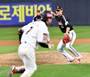 [포토]'김상수 타구 직접 처리하며 병살....' 이정용