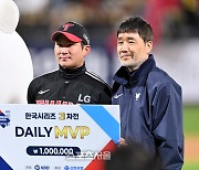 [포토]‘9회초 역전 스리런 오지환’MVP로 선정