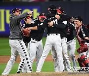 [포토] 드라마 같은 승리에 축제 분위기