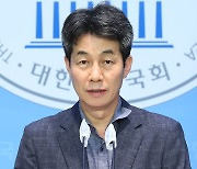 검찰, 허위 인턴 등록 혐의 윤건영 의원에 벌금 500만 원 구형