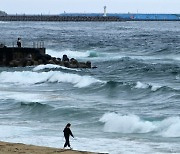 동해중부앞바다 최대 3.5m 너울 예보… 속초해경, 연안사고 위험예보 '주의보' 발령