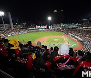 한국시리즈 3차전 열린 수원 ‘유광점퍼 집결 완료’ [MK포토]