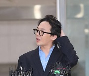 "염색 안 했다"던 지드래곤, 머리 빼고 '온몸 제모'하고 경찰 출석