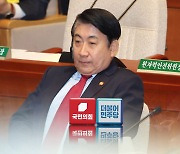 '이동관 탄핵안 철회'에 충돌…"법적 대응"·"재발의"