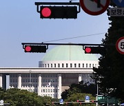 “국회법 위반” vs “철회·재상정 가능”… 여야, ‘이동관·검사 탄핵안’ 두고 충돌