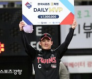 오지환 3차전 MVP[스경포토]