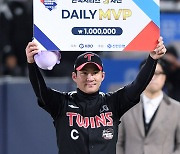 'KS도 지배' 오지환, 한국시리즈 3차전 MVP 선정