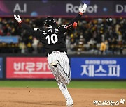 오지환이 지배한 3차전, LG가 웃었다…'홈런 3방'으로 KT 8-7 제압→시리즈 2승 1패 [KS3]