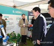 AI 토마토 수확 로봇 시연 참관하는 윤석열 대통령