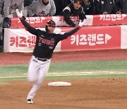 LG 오지환 역전 3점포…한국시리즈 2승 고지 먼저 올라