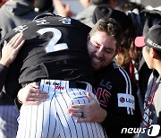 오스틴의 축하 받는 문보경