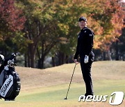 세컨샷 후 타구 바라보는 전성현