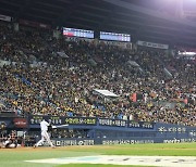 한국시리즈 4차전도 만원 관중…1만7600장 티켓 완판