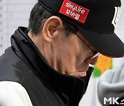 ‘4-15 대패’ 생각에 잠긴 KT 이강철 감독 [MK포토]