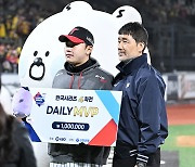 KS 4차전 데일리 MVP 받는 김윤식 [포토엔HD]