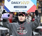 ‘4차전 MVP’ 김윤식 “이기는데 한 몫, 기쁘다..PS 계속하다보니 긴장 덜 돼”