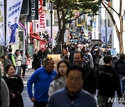 해외 축구팬들이 요즘 명동으로 간다던데[은행은 지금]