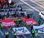 [오마이포토] "이대로는 못 산다" 총궐기 참가자들, 대통령실로 행진