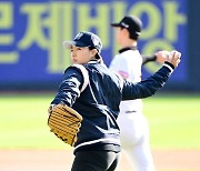 이상화, '한국시리즈 4차전 시구 진지하게' [사진]