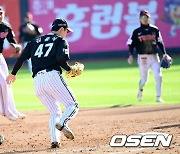 순항하는 LG 김윤식, '수비도 깔끔' [사진]