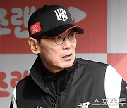 [ST포토] 이강철 감독, '4차전은 반드시 승리'