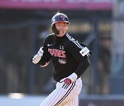 [ST포토] 홍창기 '3-0으로 앞서는 1타점 안타'