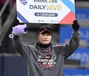 'KS 4차전 MVP' LG 김윤식 "공 하나하나 최선을 다해 던졌다"