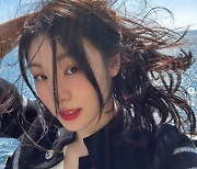 김연아, ♥고우림 軍 입대 전 부산행? 바닷바람에 머리가 '역주행 산발'