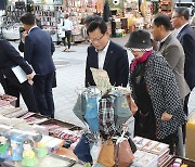 '상생금융' 찾아나선 조병규 행장 "시장 인근 은행 주차장 주말 개방하겠다"