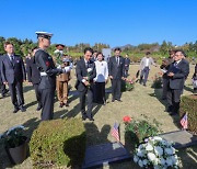 ‘부산 재건·전쟁고아 아버지’ 위트컴 장군 조형물 제막…‘부산을 향하여 묵념’