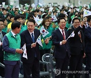 곽대훈 새마을운동중앙회장과 대화하는 윤석열 대통령