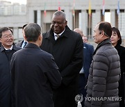 한미 재향군인 인사 나누는 오스틴 미 국방장관