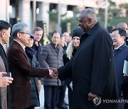 한미 재향군인 인사 나누는 오스틴 미 국방장관