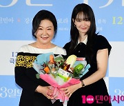 [TEN포토] 김해숙-신민아 '야채 꽃다발 듣고'