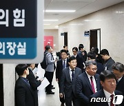 예산안 심사 회의 참석한 유병호 사무총장