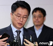 취재진 질문에 고심하는 표정의 류긍선 대표