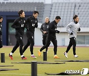 쌀쌀해진 날씨에 몸 푸는 축구대표팀