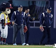 공동시구 나서는 김응용·김성근 전 감독