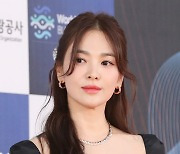 송혜교, 9년 만의 스크린 컴백?…'검은 사제들' 여성판, 긍정 검토