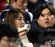 [포토] 류현진 배지현 부부, 한국시리즈 5차전 직관 중