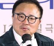 육상효 감독 "시나리오 읽으며 눈물 흘려"