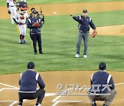 [포토]김성근-김응용-김인식 감독, 전설의 지도자들 시구