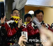 [포토]한국시리즈 우승을 기뻐하는 구광모 회장-김인석 대표-차명석 단장