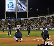 김성근-김인식-김응용 KBO 레전드 감독들의 시구 [MK포토]