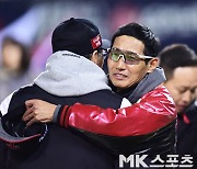 염경엽-이강철 ‘위로와 축하의 포옹’ [MK포토]