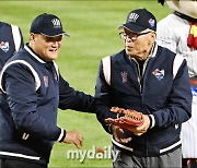 [MD포토] 김응용-장채근, '시구와 시포로 만난 스승과 제자'